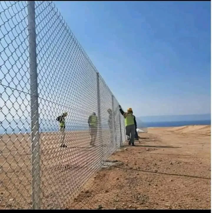 تسوير أراضي بمواسير وقواعد