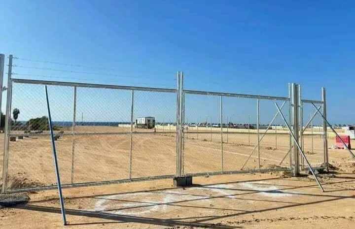 تركيب سياج وحواجز أمنية وأسلاك شائكة