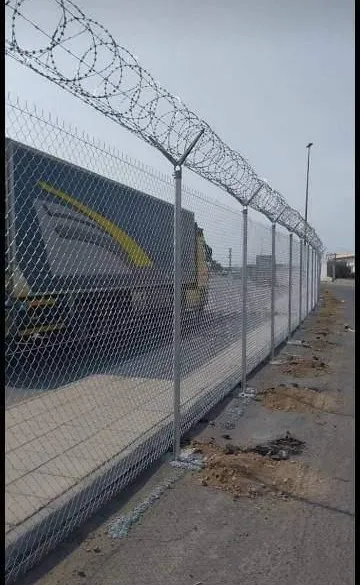 حواجز أمنية واسلاك شائكة